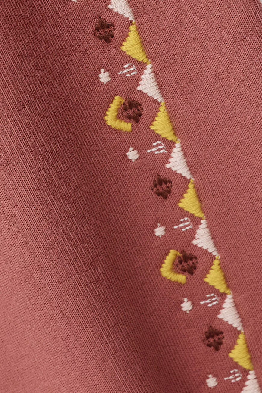 NESTA sudadera bordada